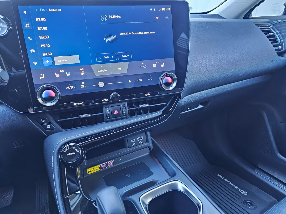 Lexus NX Foto #15