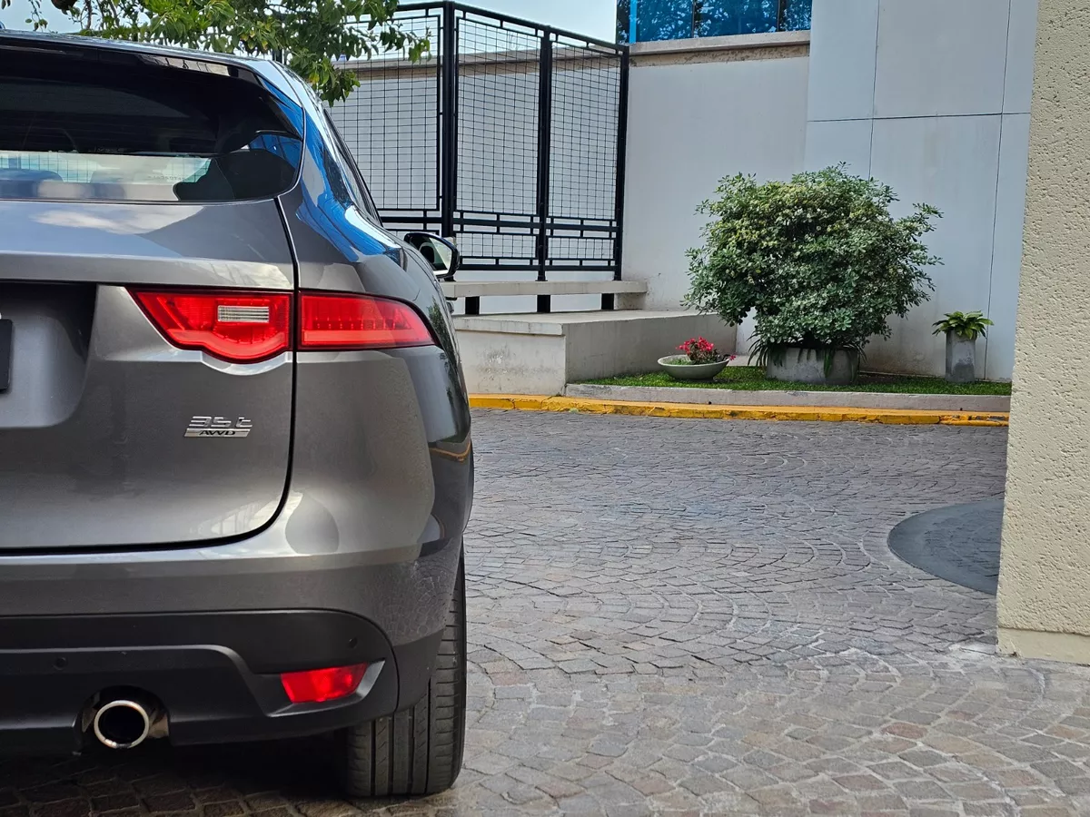 Mirá esta publicación de Jaguar F Pace
