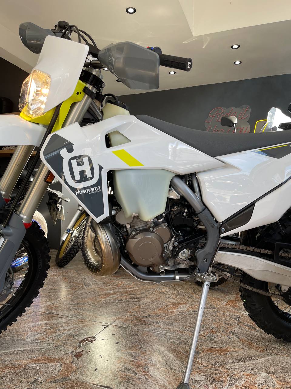 Mira esta publicación de Husqvarna TE 300 I