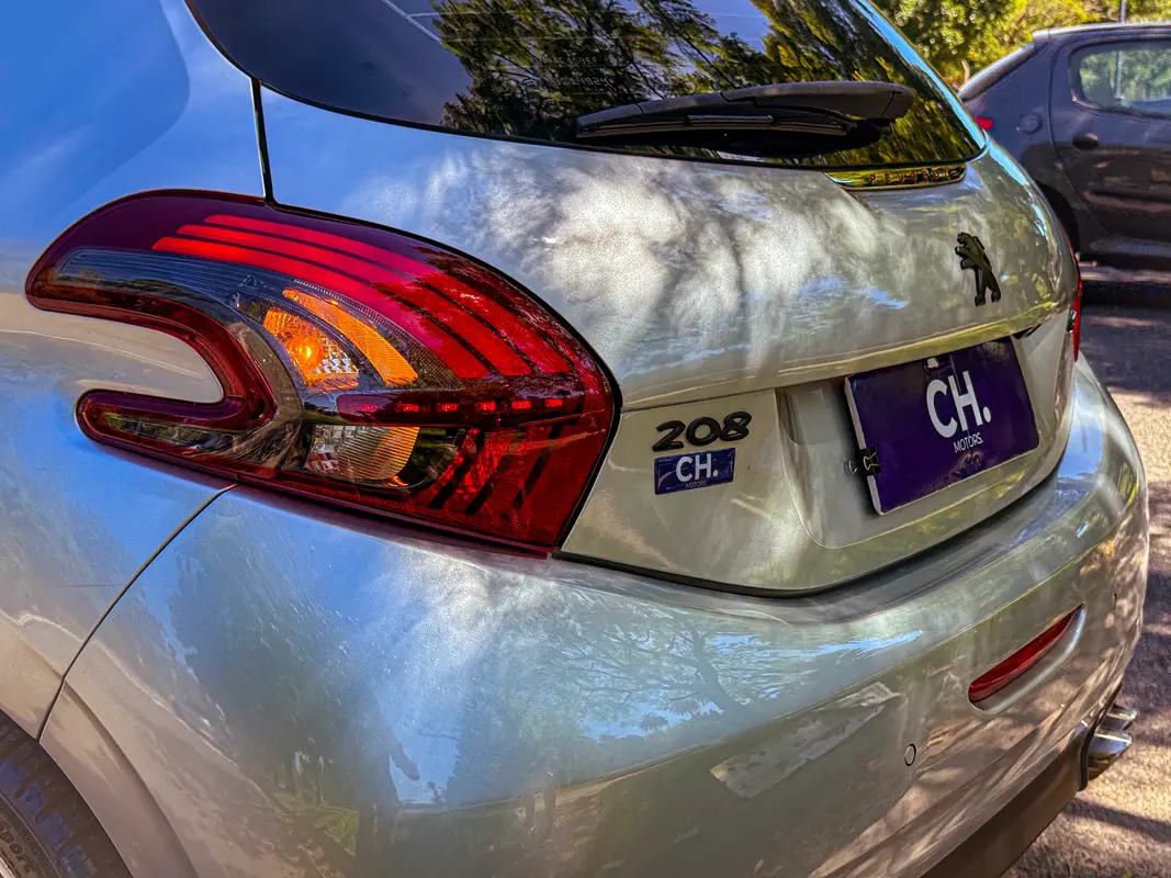 Peugeot 208 Foto #8