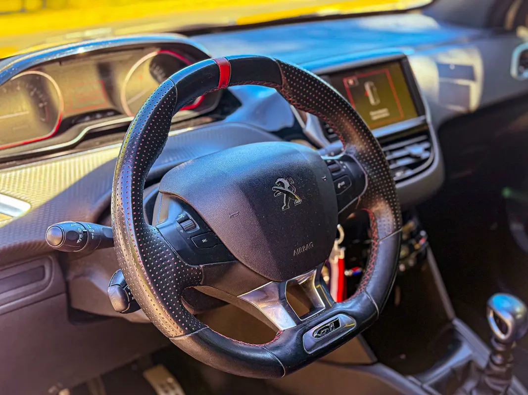 Peugeot 208 Foto #10