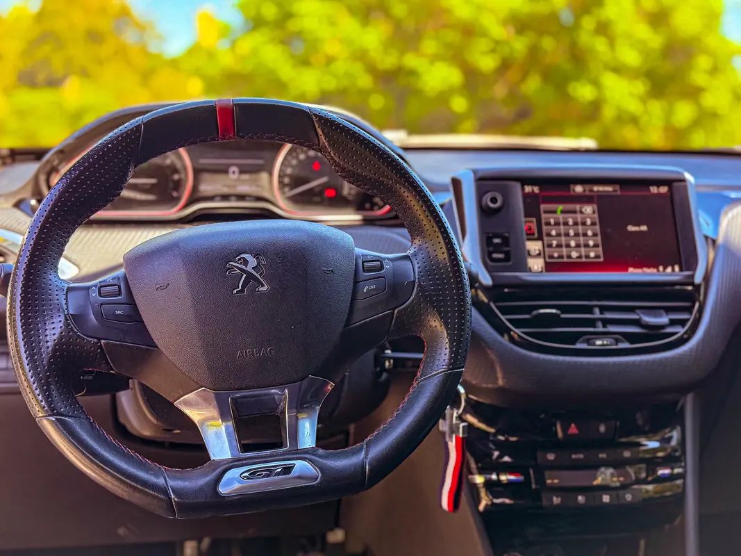 Peugeot 208 Foto #9