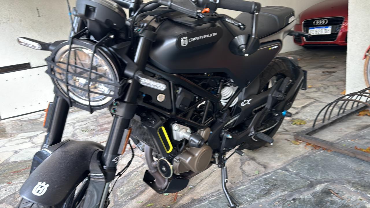 Mira esta publicación de Husqvarna Svartpilen 200