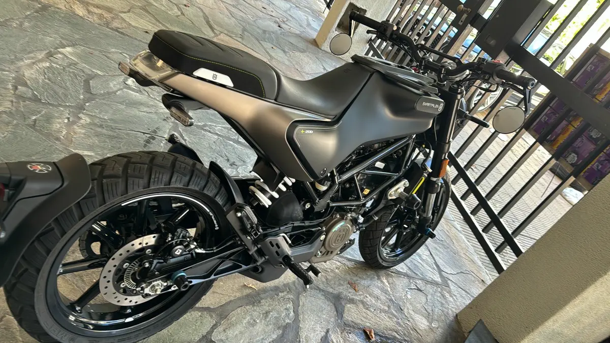 Mira esta publicación de Husqvarna Svartpilen 200