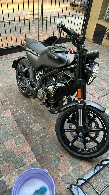 Mira esta publicación de Husqvarna Svartpilen 200