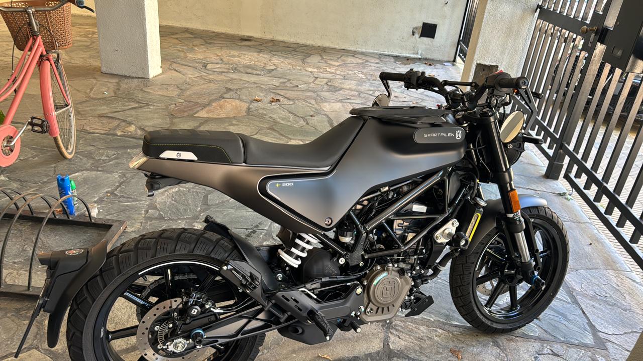 Mira esta publicación de Husqvarna Svartpilen 200