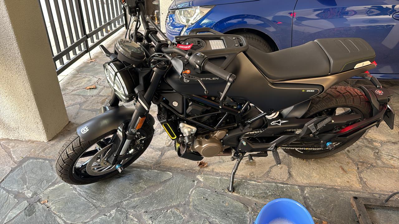 Mira esta publicación de Husqvarna Svartpilen 200