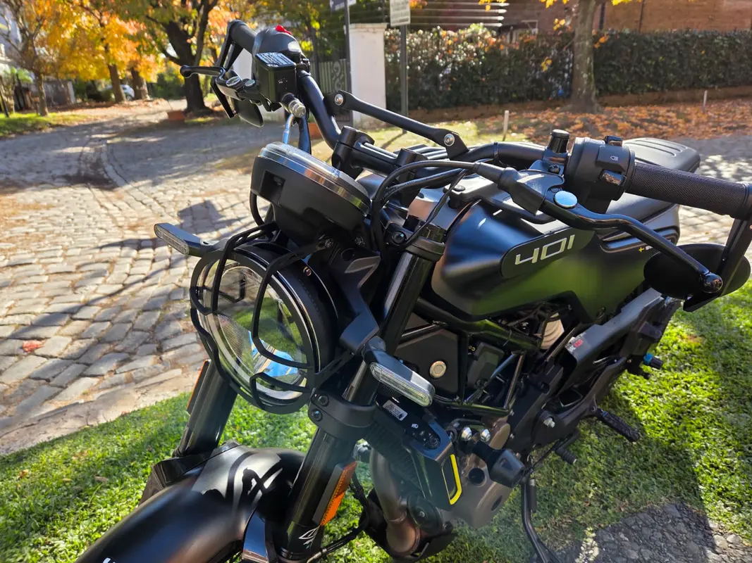 Mira esta publicación de Husqvarna Svartpilen 401
