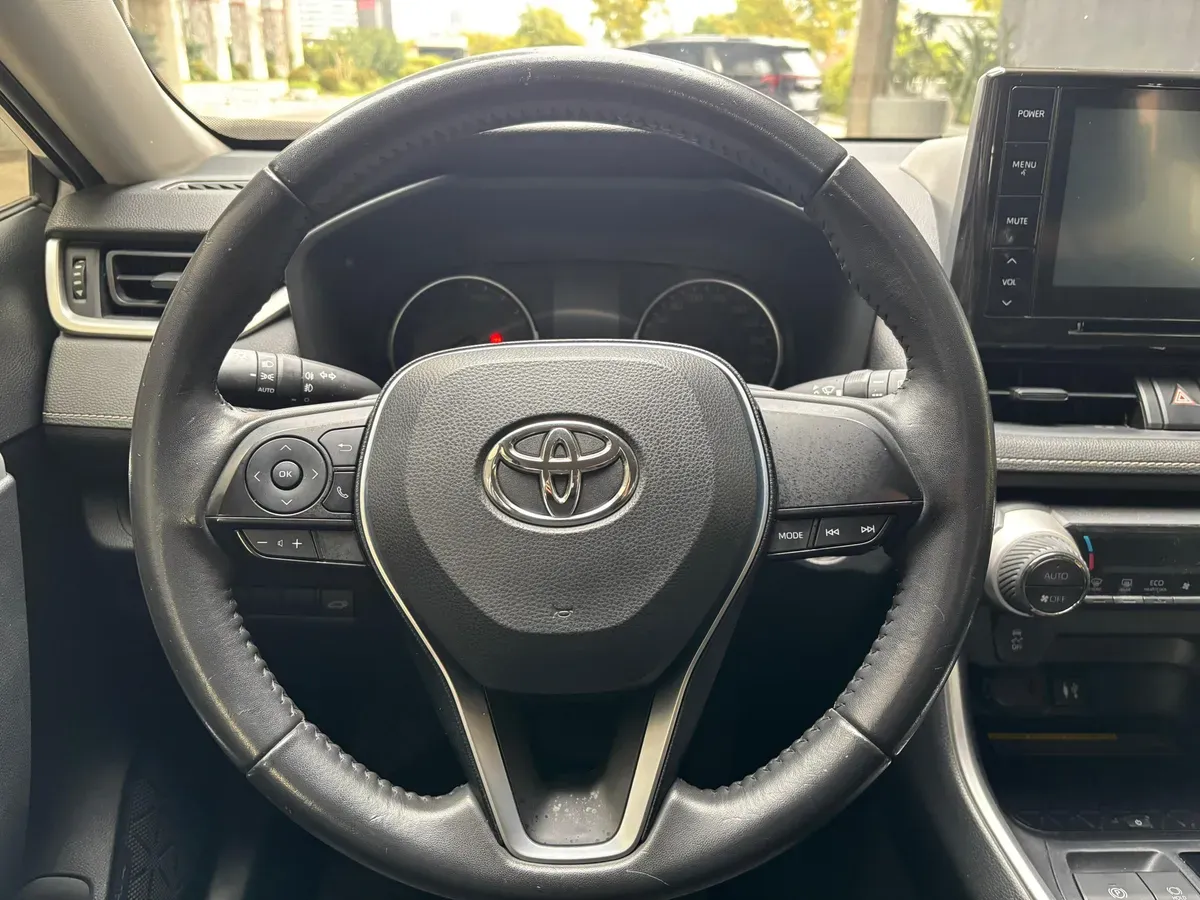 Toyota RAV4 Foto #15