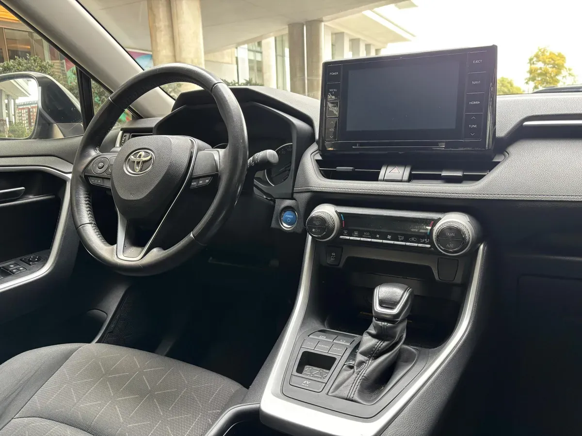 Toyota RAV4 Foto #17