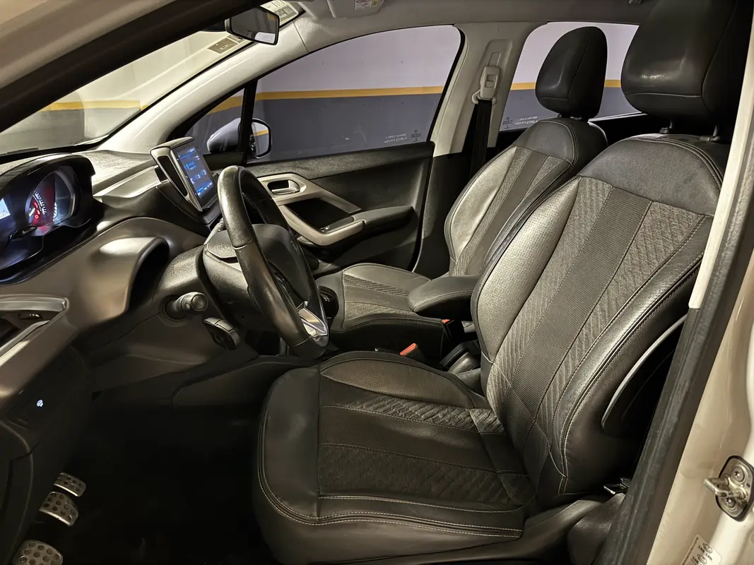Peugeot 208 Foto #8