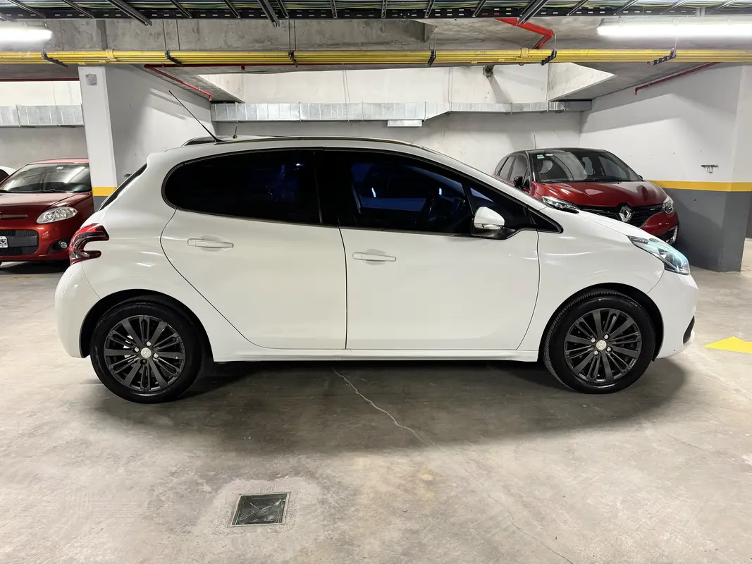Peugeot 208 Foto #6