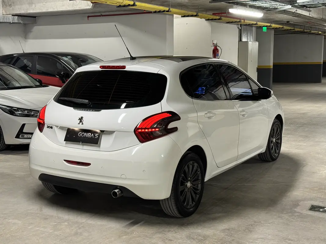 Peugeot 208 Foto #4