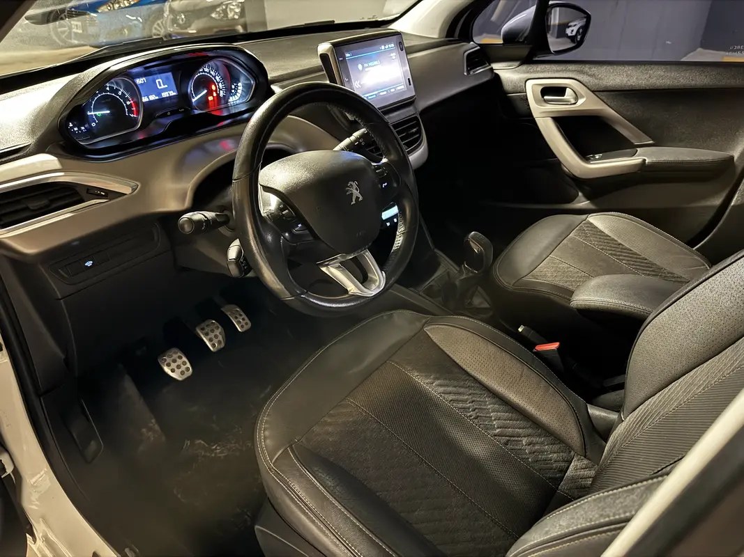 Peugeot 208 Foto #7