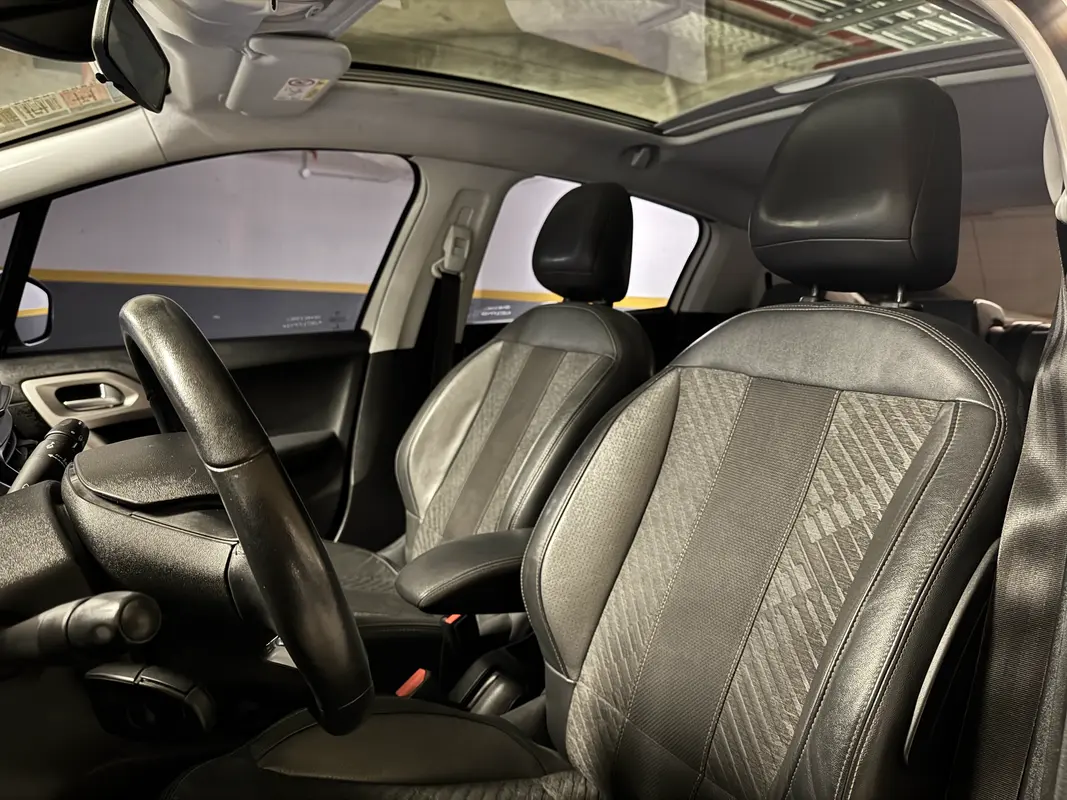 Peugeot 208 Foto #9
