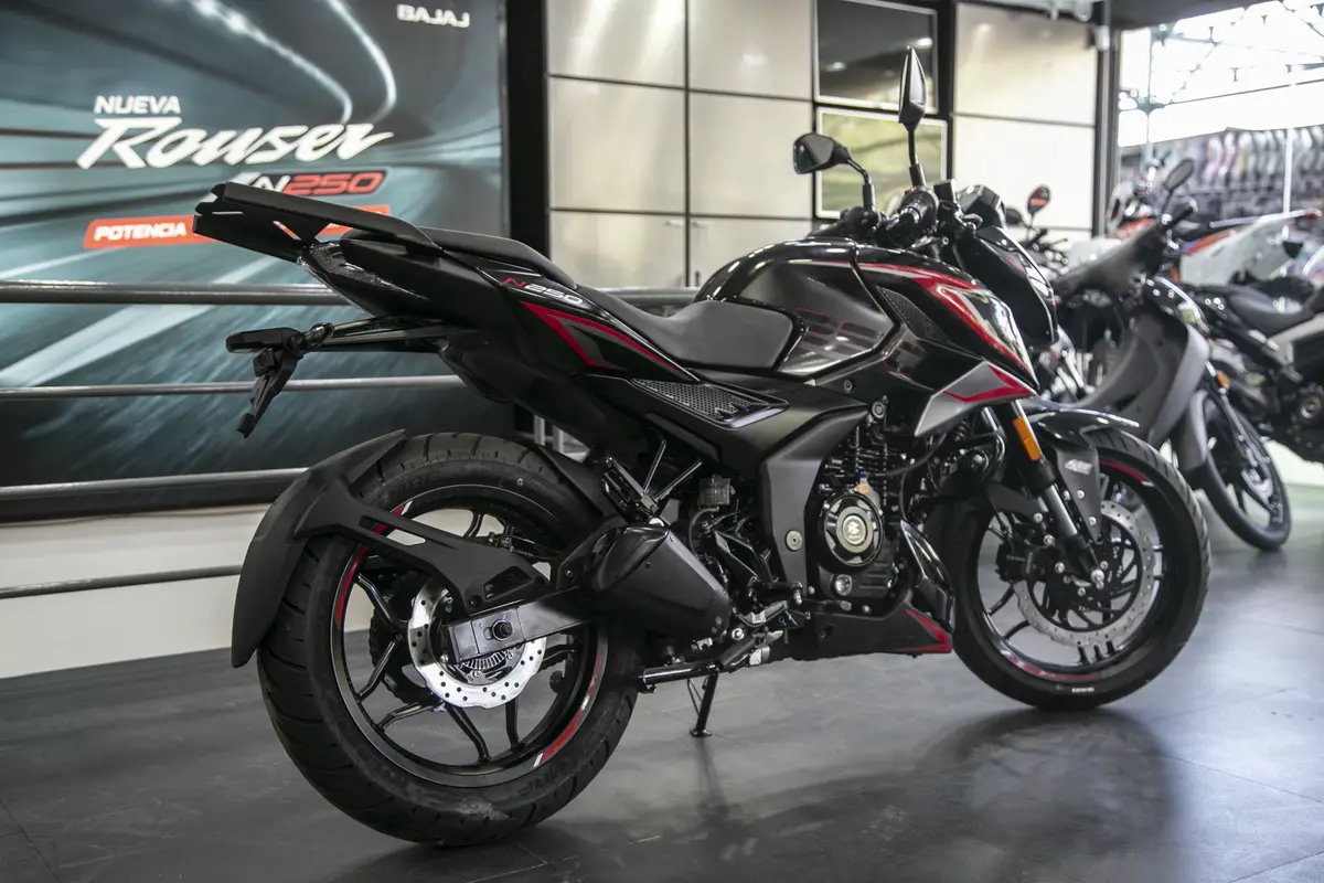 Bajaj Rouser 250 N Foto #6