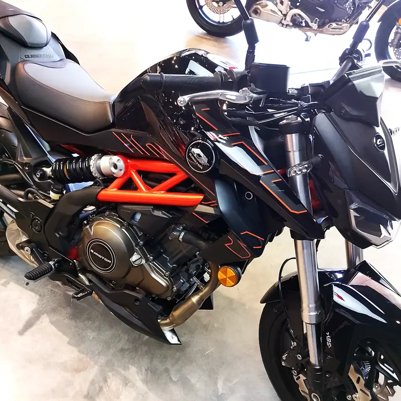 Mira esta publicación de Qjmotor SRK 400 2025 en Motordil