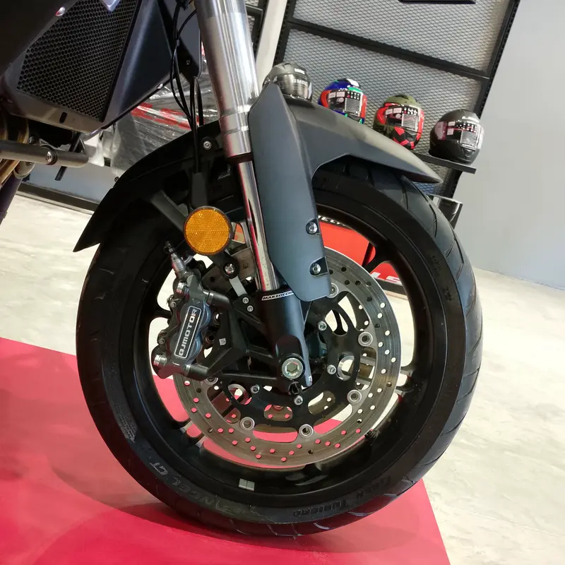 Mira esta publicación de Qjmotor SRT 550 2025 en Motordil