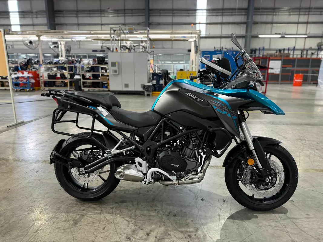 Mira esta publicación de Qjmotor SRT 550 2025 en Motordil