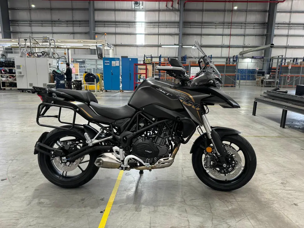 Mira esta publicación de Qjmotor SRT 550 2025 en Motordil