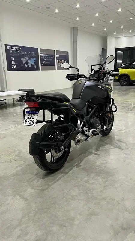Mira esta publicación de Qjmotor SRT 550 2024 en Motordil