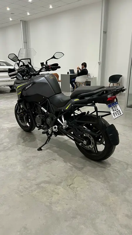 Mira esta publicación de Qjmotor SRT 550 2024 en Motordil