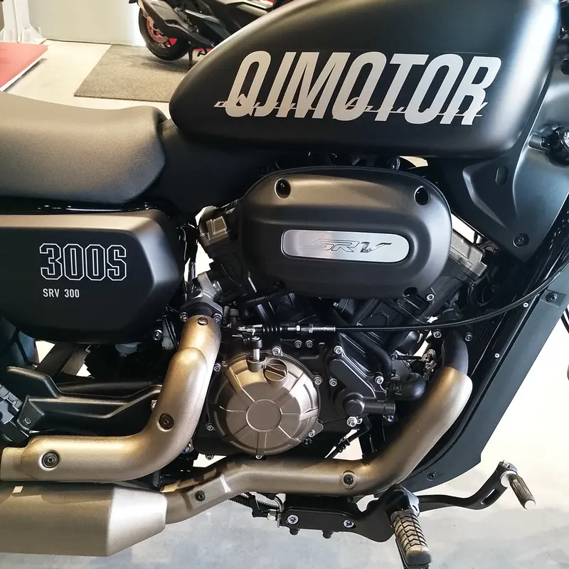 Mira esta publicación de Qjmotor SRV 300 2025 en Motordil