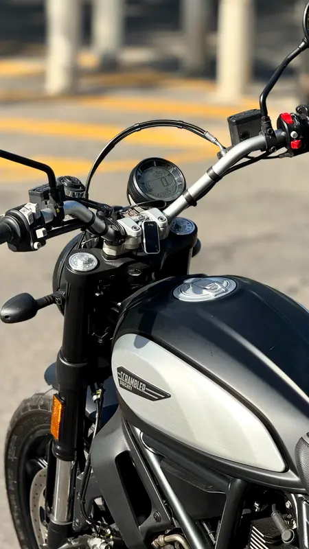 Mira esta publicación de Ducati 800 Icon Dark