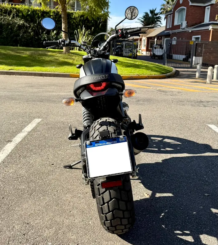 Mira esta publicación de Ducati 800 Icon Dark
