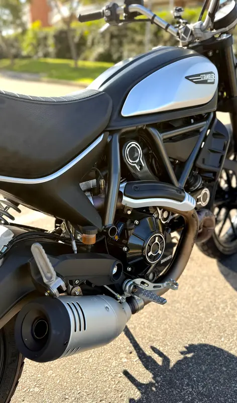 Mirá esta publicación de Ducati 800 Icon Dark