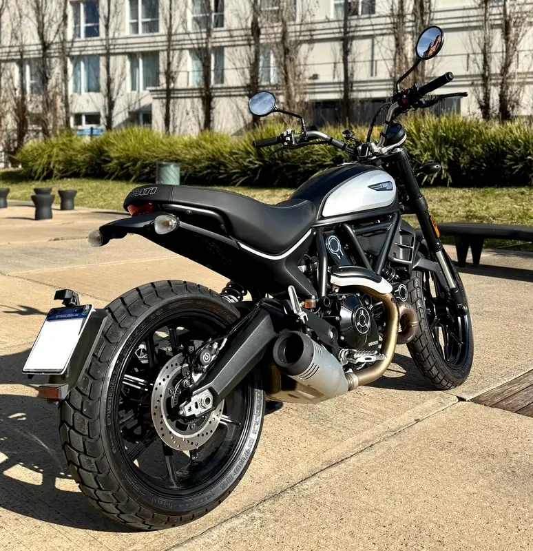 Mira esta publicación de Ducati 800 Icon Dark