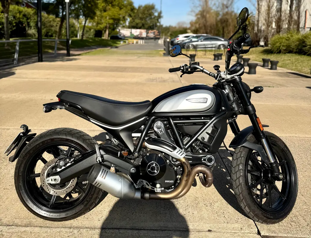 Mira esta publicación de Ducati 800 Icon Dark