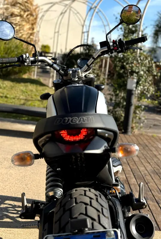 Mirá esta publicación de Ducati 800 Icon Dark