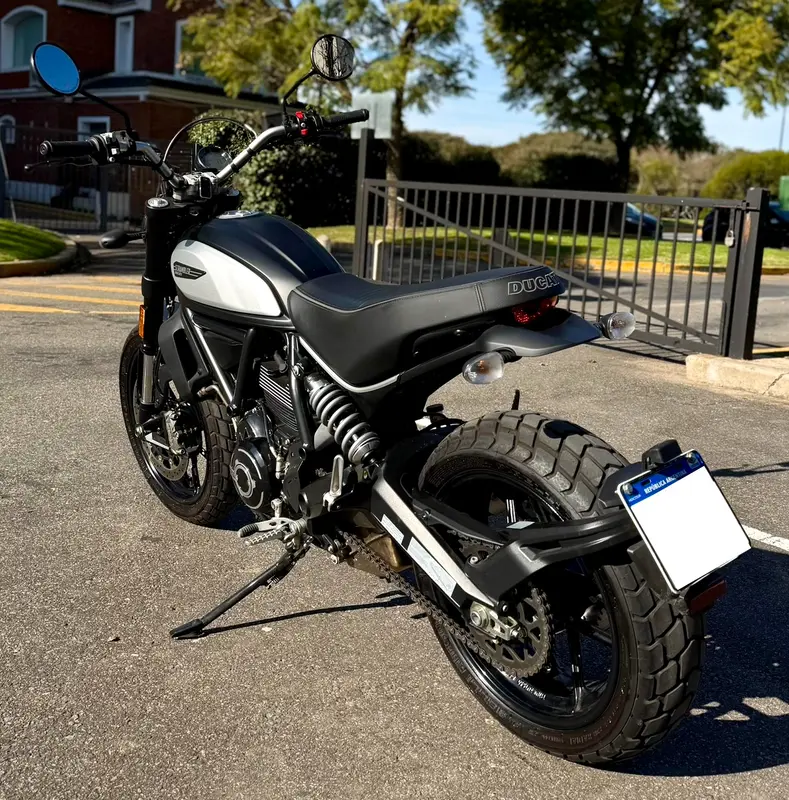 Mira esta publicación de Ducati 800 Icon Dark