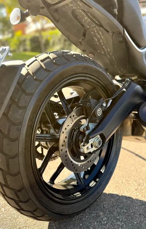 Mirá esta publicación de Ducati 800 Icon Dark