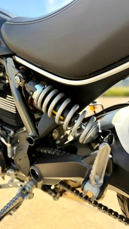 Mirá esta publicación de Ducati 800 Icon Dark