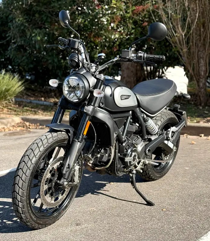 Mira esta publicación de Ducati 800 Icon Dark