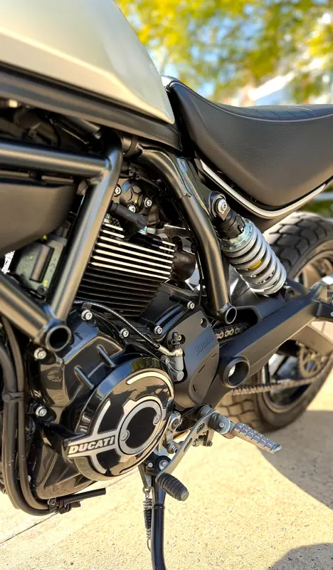 Mirá esta publicación de Ducati 800 Icon Dark