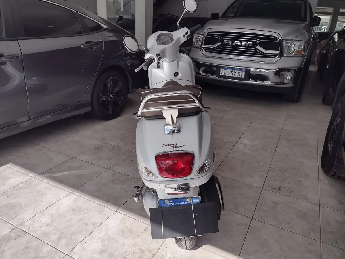 Mira esta publicación de Piaggio 150 Vespa LX