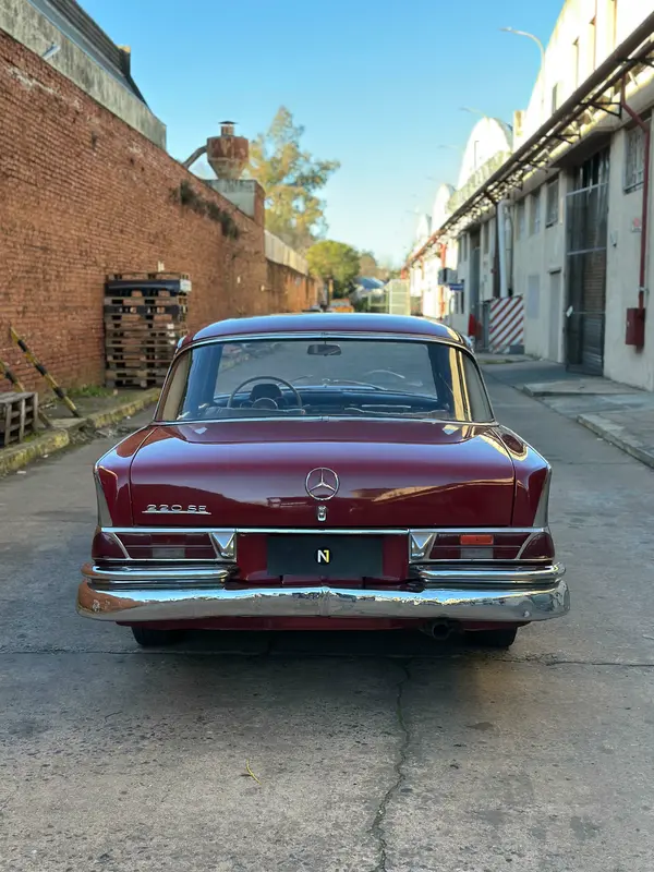 Mira esta publicación de Mercedes Benz 220