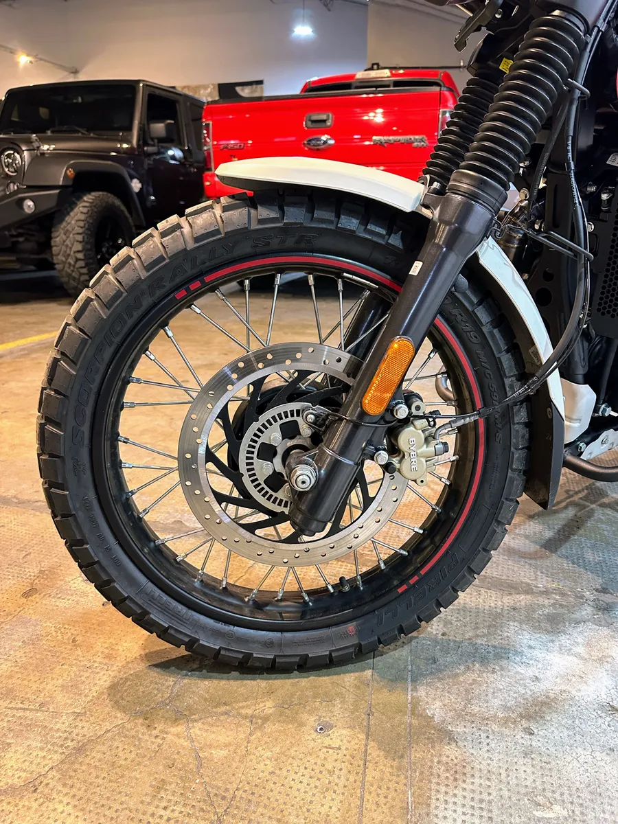 Mira esta publicación de Royal Enfield 411 2024 en Motordil