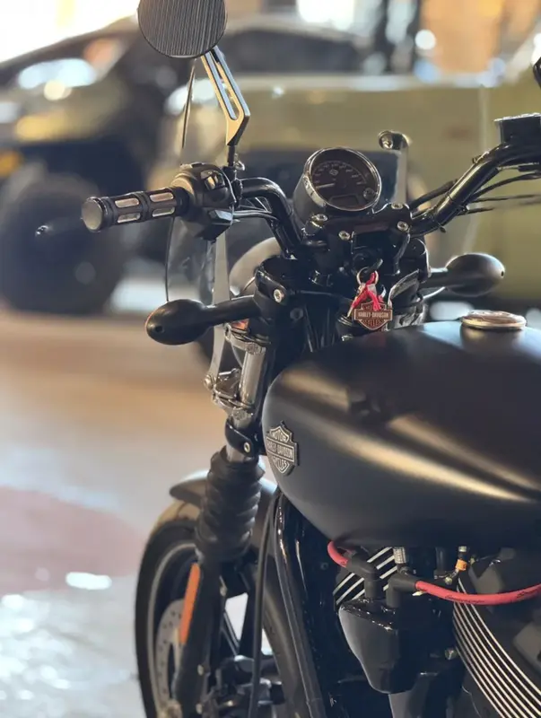 Mira esta publicación de Harley Davidson 750 Vivid Black 2016 en Motordil
