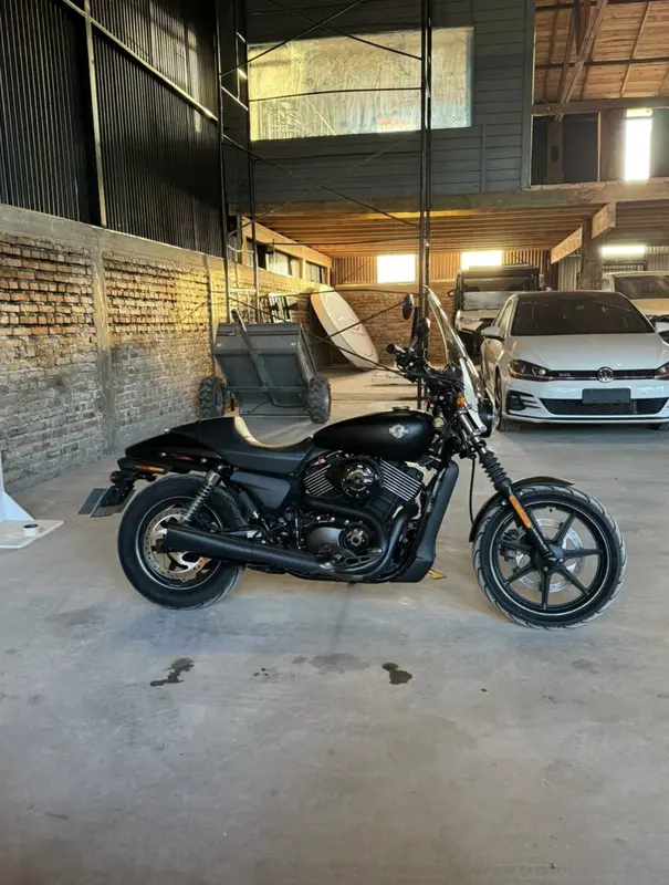 Mira esta publicación de Harley Davidson 750 Vivid Black 2016 en Motordil