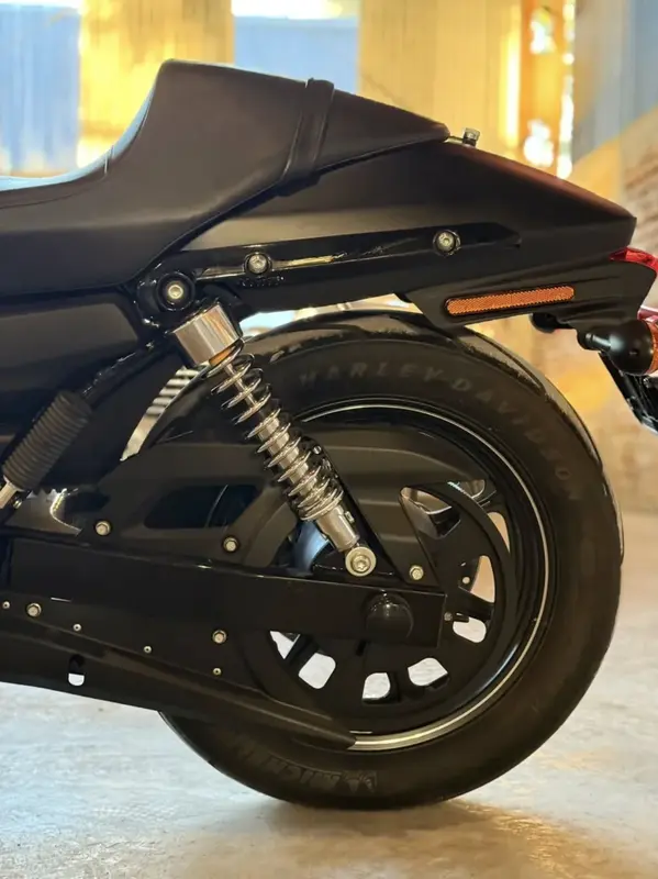 Mira esta publicación de Harley Davidson 750 Vivid Black 2016 en Motordil