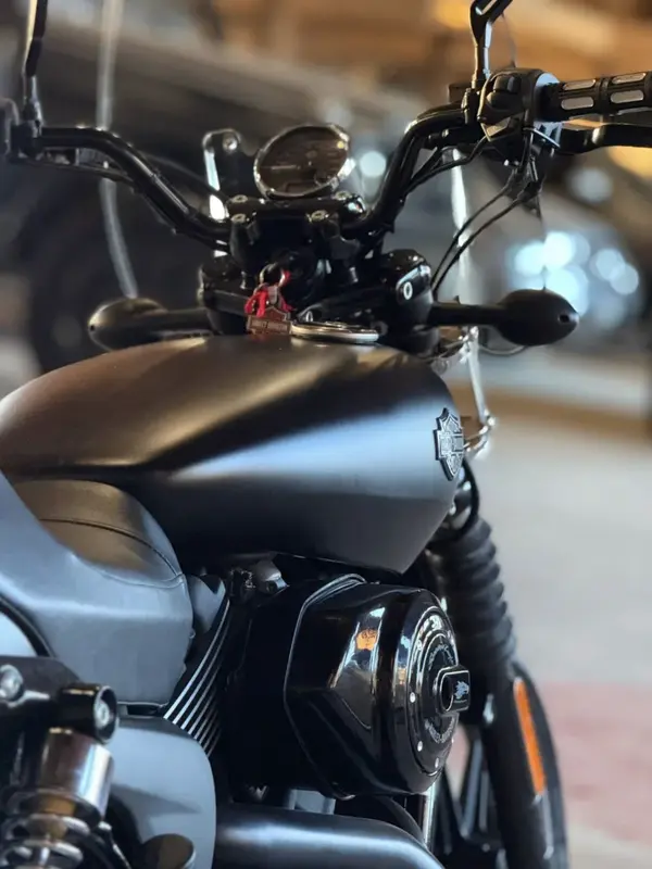 Mira esta publicación de Harley Davidson 750 Vivid Black 2016 en Motordil