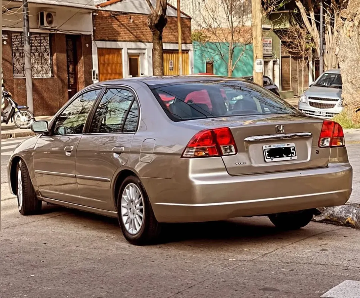 Mira esta publicación de Honda Civic 2003 en Motordil