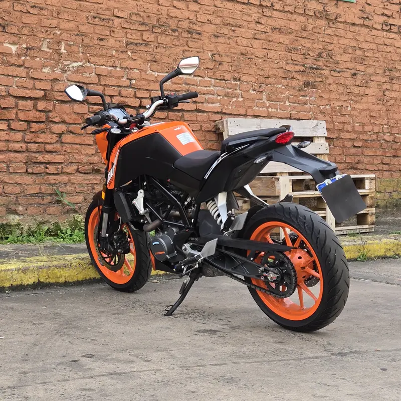 Mira esta publicación de KTM Duke 200 Naked 2021 en Motordil