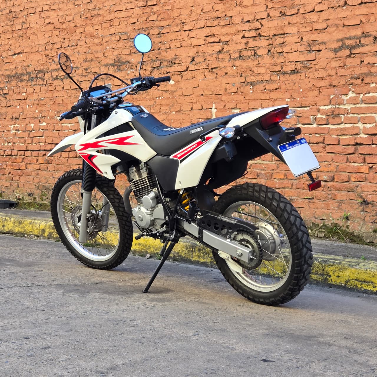 Mira esta publicación de Honda XR 250 Tornado 2023 en Motordil