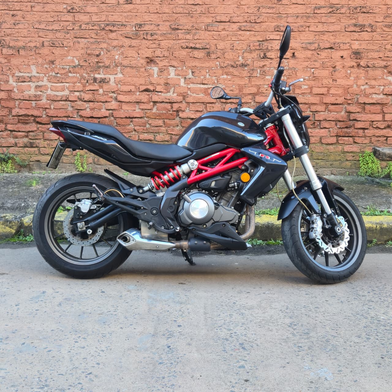 Mira esta publicación de Benelli TNT 300 2018 en Motordil