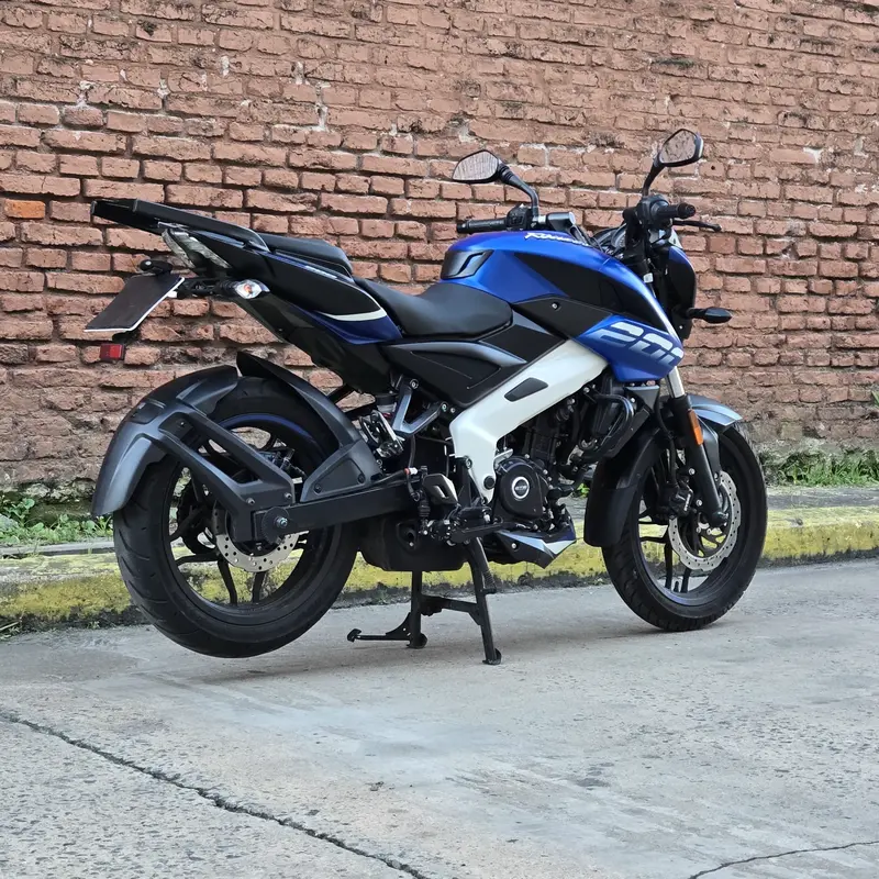 Mira esta publicación de Bajaj Rouser 200 NS 2023 en Motordil